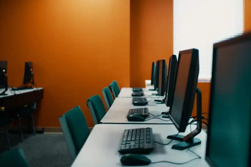 社内PC更新と運用標準化で問い合わせ対応を効率化